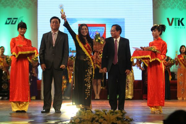 Giám đốc Công ty TNHH Hoài Giang tự hào nhận giải Bông Hồng Vàng - giải thưởng tôn vinh các nữ doanh nhân Việt nam xuất sắc năm 2013